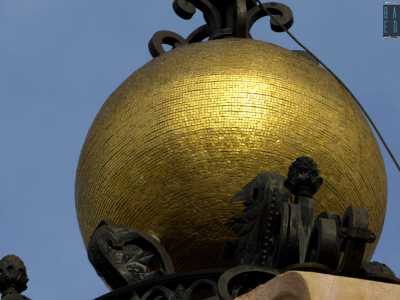Chiude il prospetto un lanternino con una sfera in ghisa, rivestita da tessere in vetro bagnate nell�oro, posizionato a 50 metri di altezza